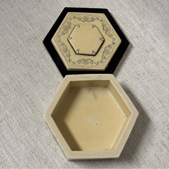 Vintage Comoy's Scrimshaw lidded Hexagon trinket box, Made In Great Britian, - Picture 2 of 6